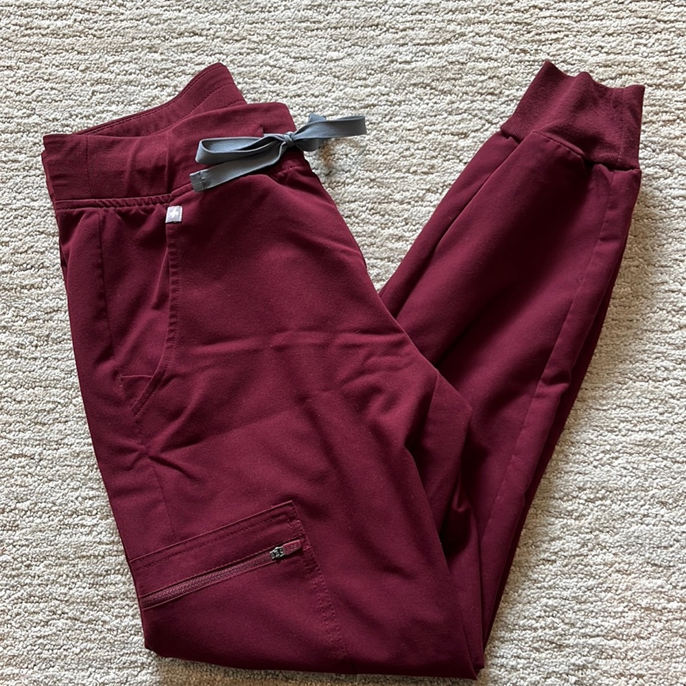 Figs: Zamora Jogger Scrub Pants. Size: XS Petite. Color: Burgundy.